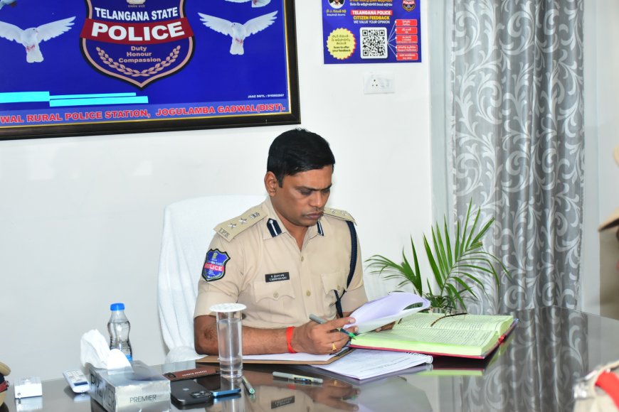 గద్వాల్ రూరల్ పోలీస్ స్టేషన్ వార్షిక తనిఖీ.. సేవాభావంతో ప్రజల విశ్వాసమే పోలీసింగ్‌కు బలం: జిల్లా ఎస్పీ టి. శ్రీనివాసరావు 