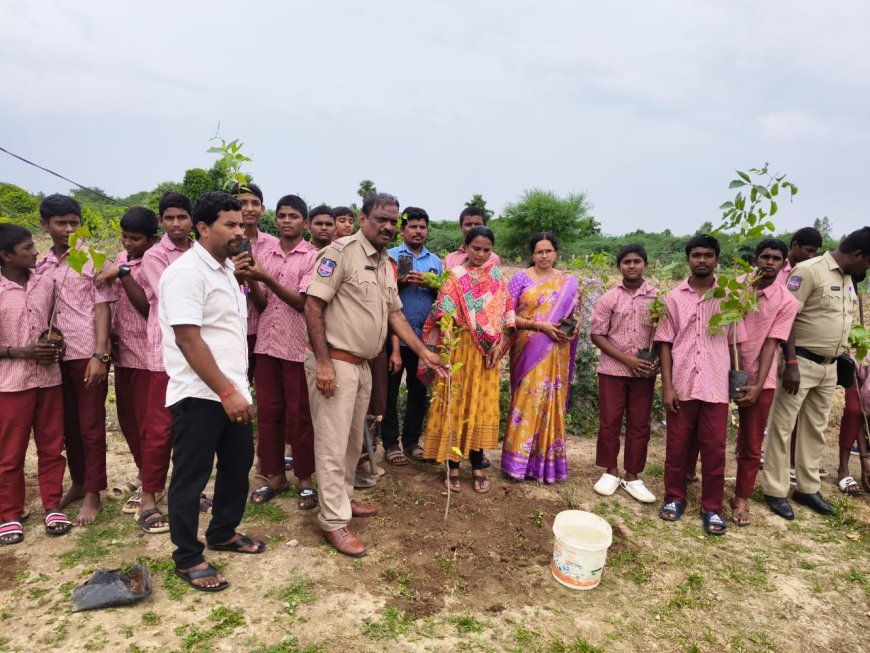 ప్రతి ఒక్కరూ మొక్కలు నాటాలి ఎస్సై వెంకట్ రెడ్డి