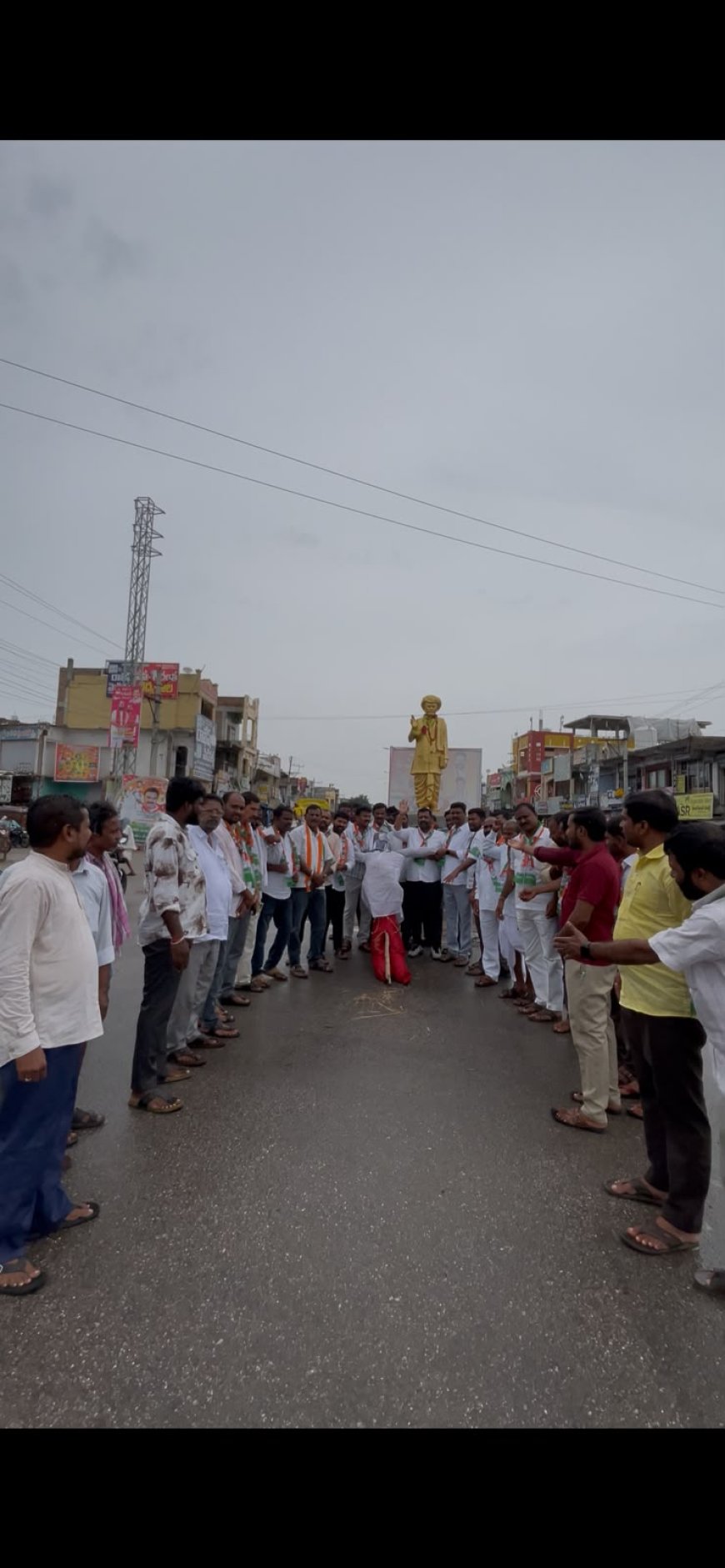 రాహుల్ గాంధీ అరెస్టుపై భగ్గుమన్న కాంగ్రెస్ .....మోడీదిష్టిబొమ్మ దగ్ధం