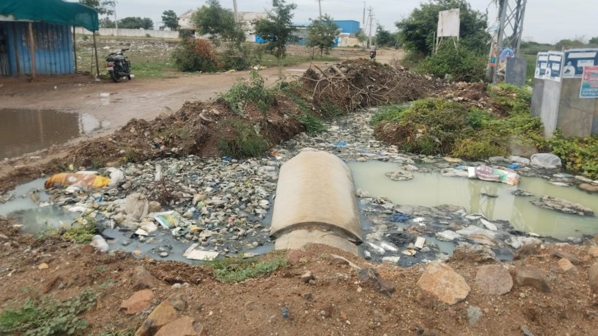 మెల్ల చెరువు చౌరస్తా వద్ద మురుగునీరు నిల్వ  ప్రజలకు తీవ్ర ఇబ్బందులు