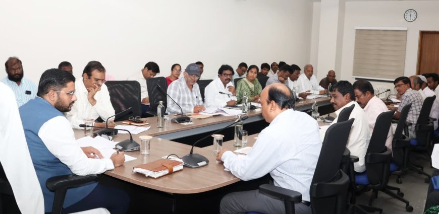ప్రభుత్వం ప్రాజెక్టులను పూర్తి చేసేందుకు ప్రాధాన్యతనిస్తోంది