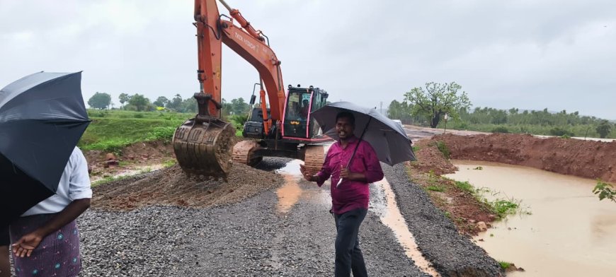 *జెసిబి తో కాల్వ తీసి నీటి మళ్లింపు*