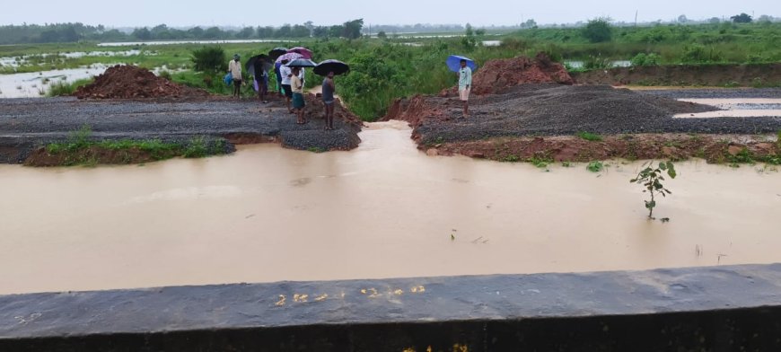 *జెసిబి తో కాల్వ తీసి నీటి మళ్లింపు*