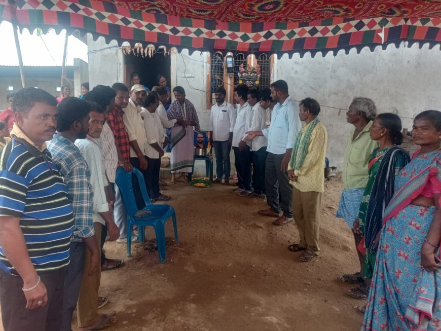 గ్రామ పంచాయతీ కారోబార్ కుటుంబాన్ని పరామర్శించి ఆర్థికసహాయం అందించిన