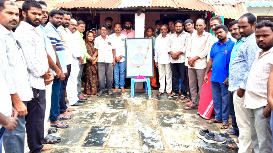 మల్లిస్వామి కుటుంబ సభ్యులకు 40వేల రూ" అందజేసిన బిఆర్ఎస్ నాయకులు