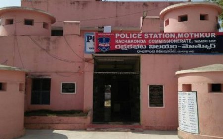 పోలీస్ స్టేషన్ ఎదుట పురుగుల మందు తాగిన తండ్రి