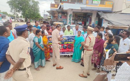 వాహనదారులకు అవగాహన కల్పించిన సిఐ రవి