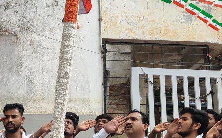 విద్యార్థుల సమక్షంలో జాతీయ జెండాను ఎగరవేసిన వార్డెన్ రఘుమారెడ్డి
