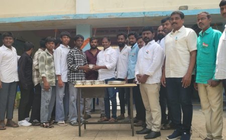 విద్యార్థులకు ప్లేట్లు, బాక్సుల పంపిణీ.