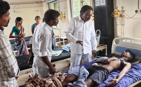 రేణుక హాస్పిటల్ కర్నూలు నందు  పరామర్శించిన.... అలంపూర్ మాజీ ఎమ్మెల్యే డాక్టర్ వియం అబ్రహం