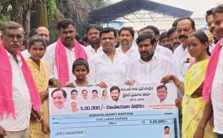 డ్రైవర్ ప్రమాద భీమా 5లక్షల రూపాయల చెక్కును అందజేసిన