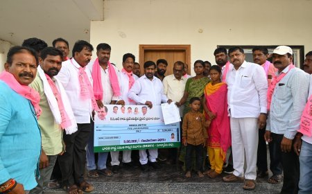డ్రైవర్ ప్రమాద భీమా 5లక్షల రూపాయల చెక్కును అందజేసిన
