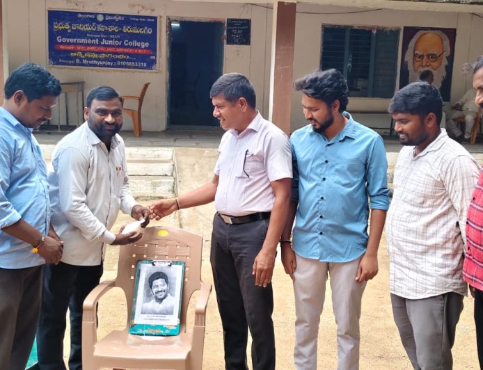 ముఖ్యమంత్రి రేవంత్ రెడ్డి చిత్రపటానికి పాలాభిషేకం