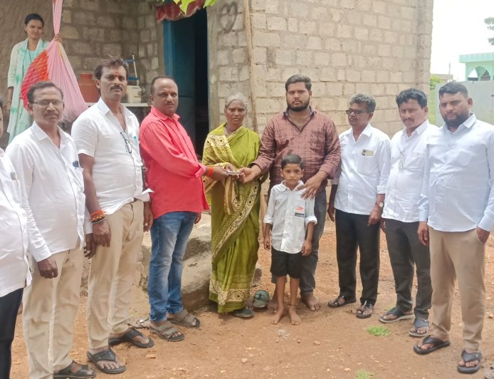 ఆర్థిక సాయం అందజేత