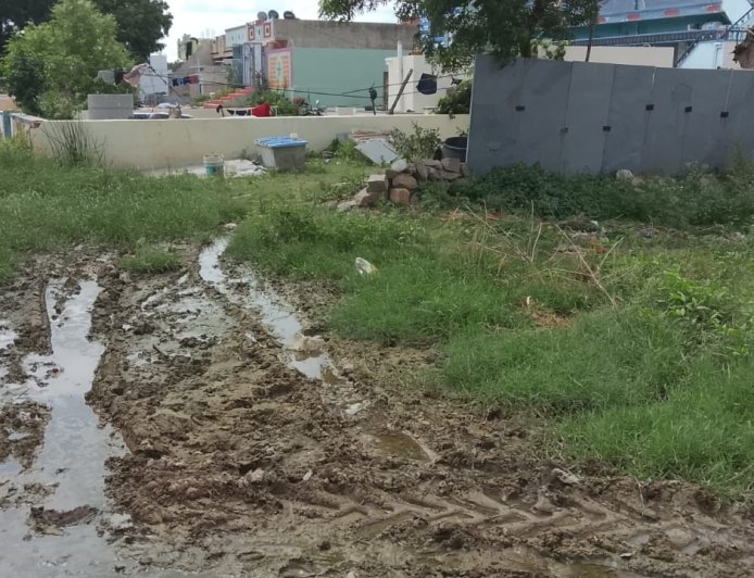 తప్పెట్ల మోరుసు గ్రామంలో ఇంటికి దారి సరిగ్గా లేక ఇబ్బంది పడుతున్న దివ్యాంగుడు