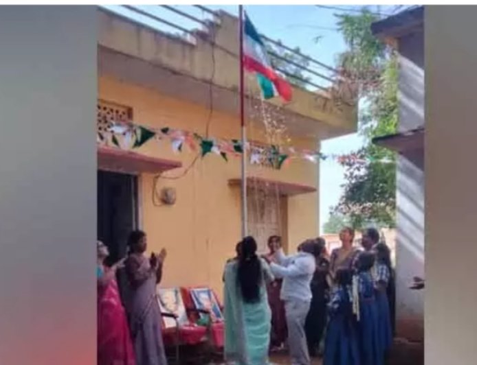 మండల అధికారుల సాక్షిగా తలకిందులైన జాతీయ జెండా
