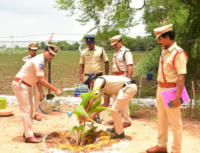 మానోపాడ్ పోలీస్ స్టేషన్ వార్షిక తనిఖీ.. సేవాభావంతో ప్రజల విశ్వాసమే పోలీసింగ్‌కు బలం: జిల్లా ఎస్పీ టి. శ్రీనివాసరావు, ఐపిఎస్