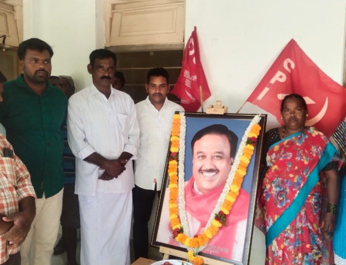 కామ్రేడ్ సురవరం సుధాకర్ రెడ్డి ప్రథమ వర్ధంతి  నివాళులర్పించిన ఉండవెల్లి మండల సమితి 