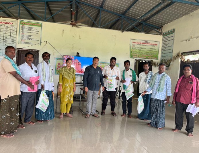 సబ్సిడీ మినుముల ప్యాకెట్లు పంపిణీ