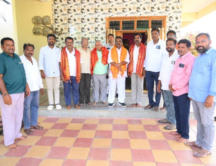 నూతన కమిటీని ఆశీర్వదించిన ఎమ్మెల్యే మందుల సామెల్