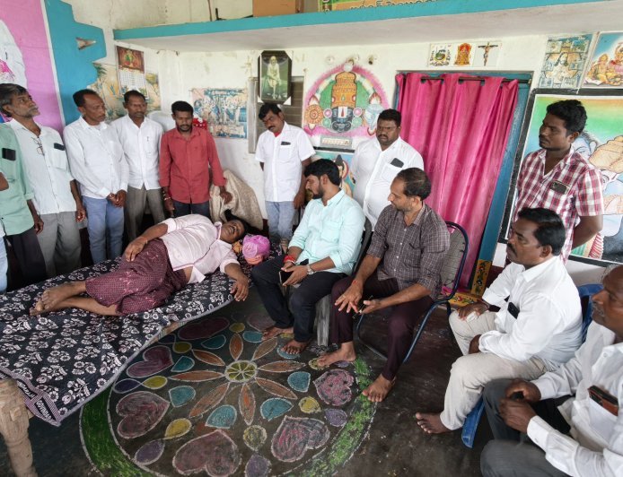 పండగ రోజు బిఆర్ఎస్ పార్టీ కార్యకర్తల పరామర్శ