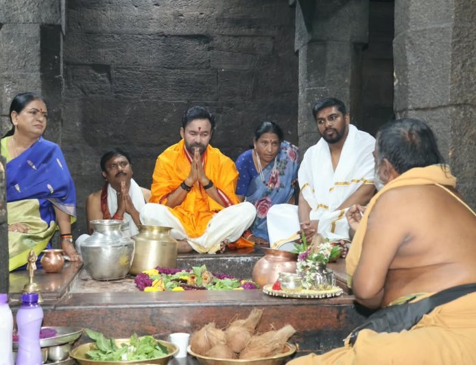 అలంపూర్ ఆలయాల్లో మంత్రి ప్రత్యేక పూజలు