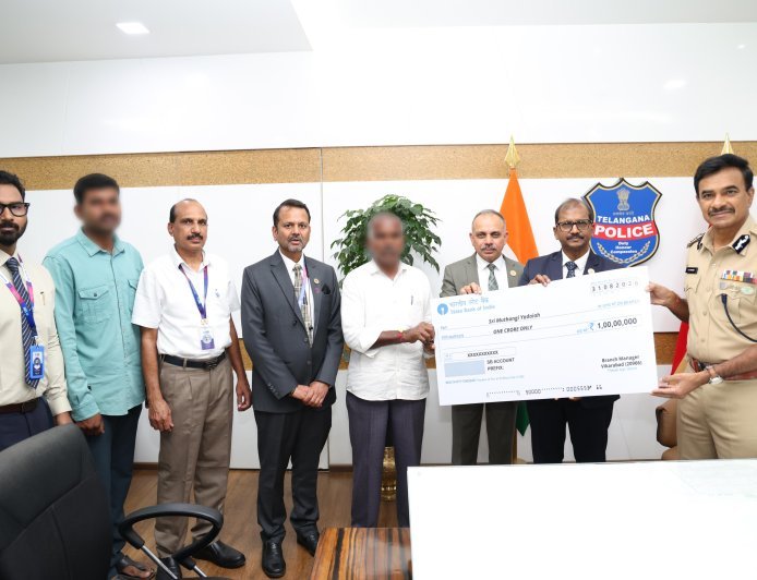 ప్రమాదాల్లో మృతి చెందిన పోలీసు కుటుంబాలకు రూ.3 కోట్ల బీమా అందజేసిన డిజిపి సి. వి. ఆనంద్ 