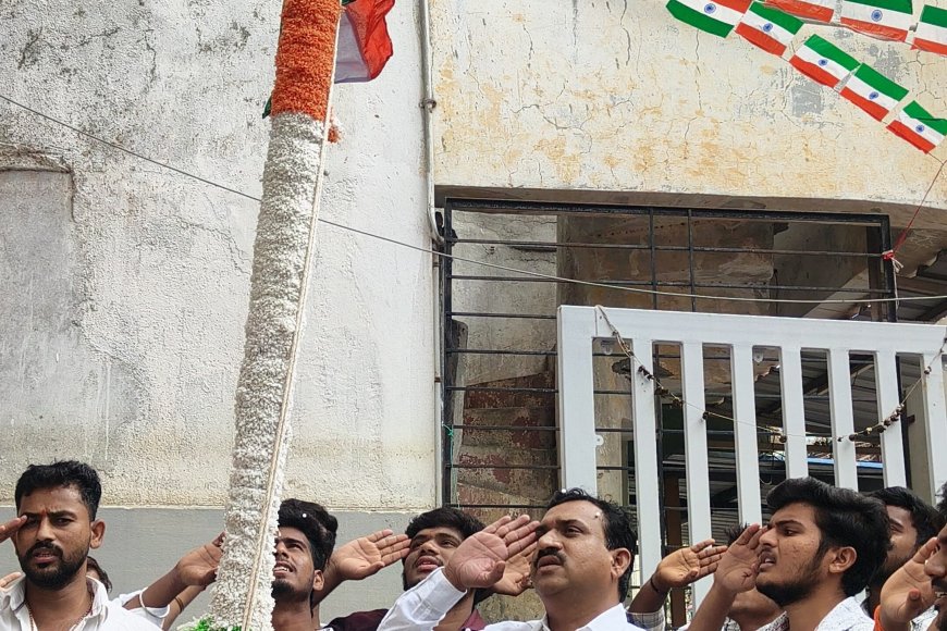 విద్యార్థుల సమక్షంలో జాతీయ జెండాను ఎగరవేసిన వార్డెన్ రఘుమారెడ్డి