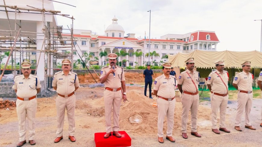 పోలీసు రోడ్డుపై నిలబడితే ప్రజలకు కొండంత దైర్యం