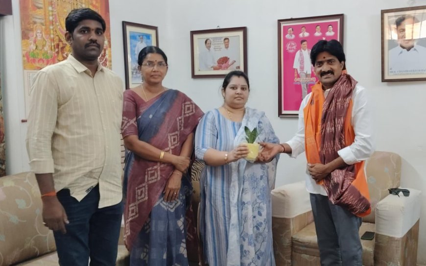 శ్రీ విజయుడు ని మర్యాదపూర్వకంగా కలిసిన చేనేత వస్త్ర పరిశ్రమల శాఖ సహాయ సంచాలకురాలు శ్రీమతి వి.ఇందిర.
