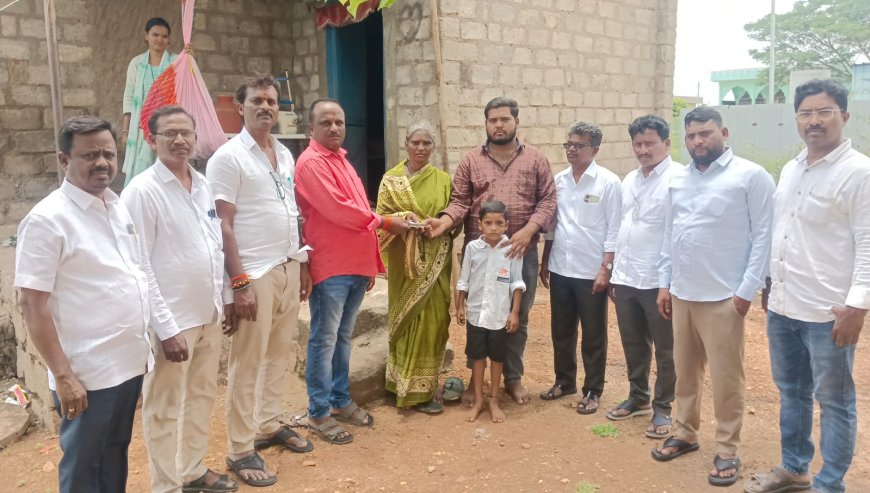 ఆర్థిక సాయం అందజేత