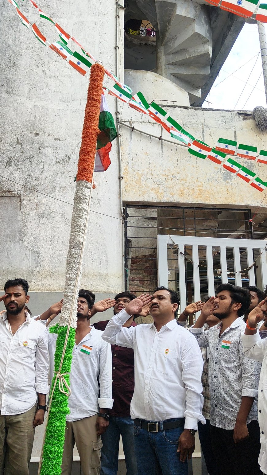 సరూర్ నగర్  ప్రభుత్వ గిరిజన బాలుర వసతి గృహం విద్యార్థుల సమక్షంలో జాతీయ జెండాను ఎగరవేసిన వార్డెన్ రఘుమారెడ్డి 