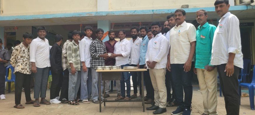విద్యార్థులకు ప్లేట్లు, బాక్సుల పంపిణీ.