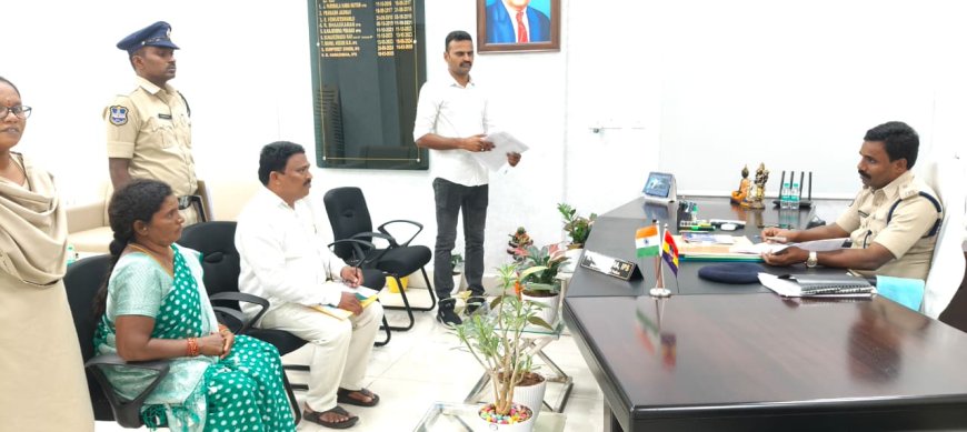 పోలీస్ గ్రీవెన్స్ డేలో బాధితుల పిర్యాదులను పరిశీలించిన జిల్లా ఎస్పి నరసింహ ఐపీఎస్
