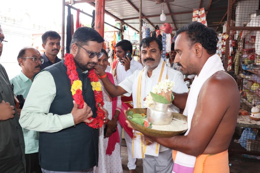 బీచుపల్లి ఆంజనేయ స్వామి దేవస్థానాన్ని సందర్శించిన కలెక్టర్ 