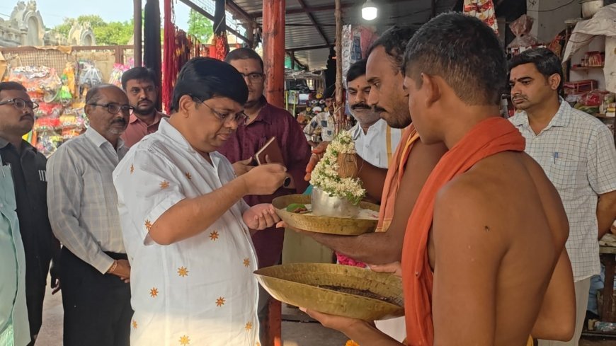 బీచుపల్లి శ్రీ ఆంజనేయ స్వామిని దర్శించుకున్న వ్యవసాయ శాఖ ప్రిన్సిపల్ సెక్రెటరీ