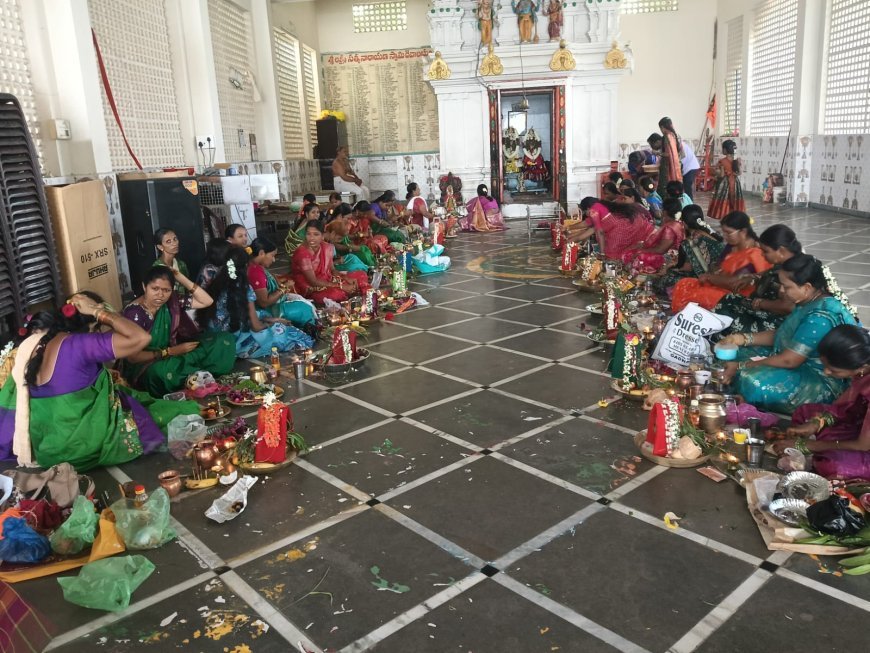 భక్తిశ్రద్ధలతో సామూహిక వరలక్ష్మీ వ్రతాలు