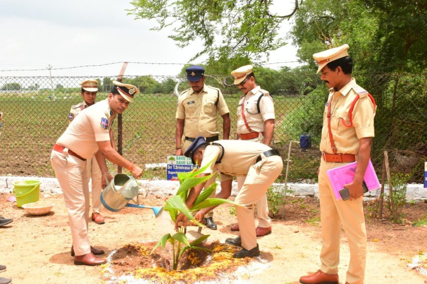 మానోపాడ్ పోలీస్ స్టేషన్ వార్షిక తనిఖీ.. సేవాభావంతో ప్రజల విశ్వాసమే పోలీసింగ్‌కు బలం: జిల్లా ఎస్పీ టి. శ్రీనివాసరావు, ఐపిఎస్