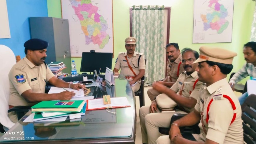 డీఎస్పీ కార్యాలయం, ట్రాఫిక్ పోలీస్ స్టేషన్ లను వార్షిక తనికి చేసిన ఎస్పీ నరసింహ