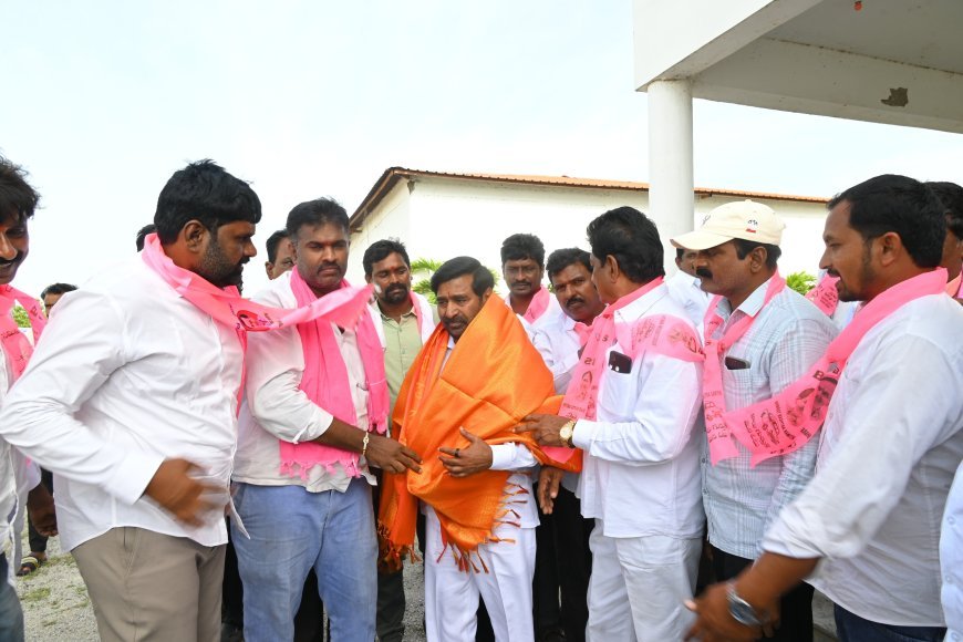 డ్రైవర్ ప్రమాద భీమా 5లక్షల రూపాయల చెక్కును అందజేసిన