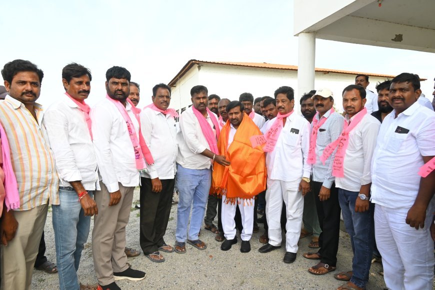 డ్రైవర్ ప్రమాద భీమా 5లక్షల రూపాయల చెక్కును అందజేసిన