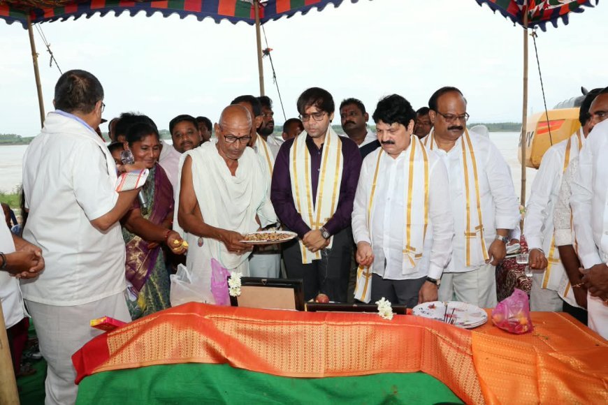 భద్రాచలంలో గోదావరి పుష్కర ఘాట్ల నిర్మాణాలు 