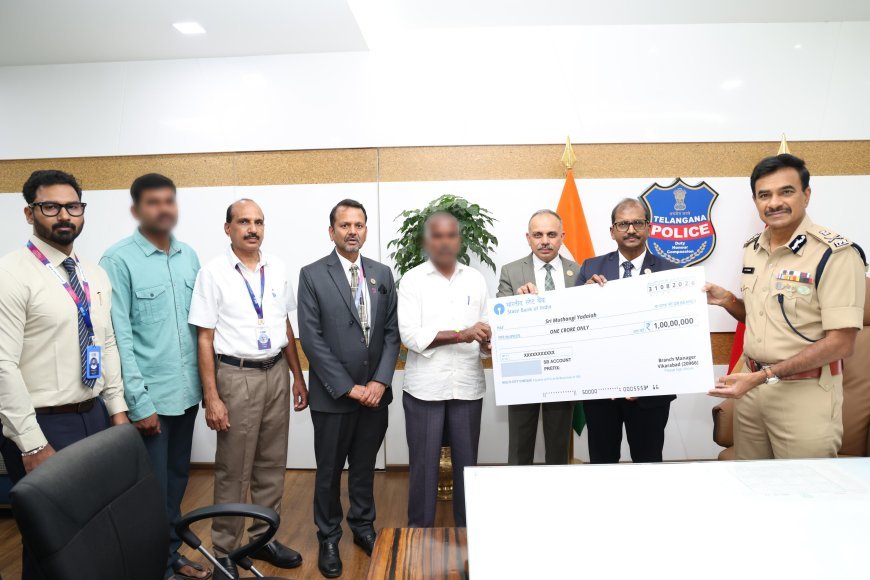 ప్రమాదాల్లో మృతి చెందిన పోలీసు కుటుంబాలకు రూ.3 కోట్ల బీమా అందజేసిన డిజిపి సి. వి. ఆనంద్ 