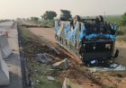 ఎన్ హెచ్ -44 పై ప్రైవేటు స్కూల్ బస్సు బోల్తా