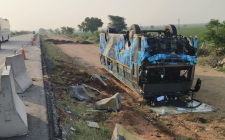 ఎన్ హెచ్ -44 పై ప్రైవేటు స్కూల్ బస్సు బోల్తా