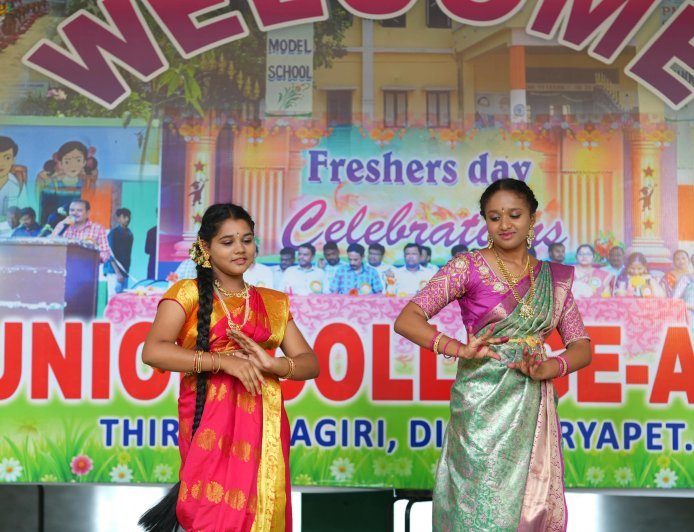 విద్యార్థులు కష్టపడి చదివి ఉన్నత శిఖరాలను అధిరోహించాలి