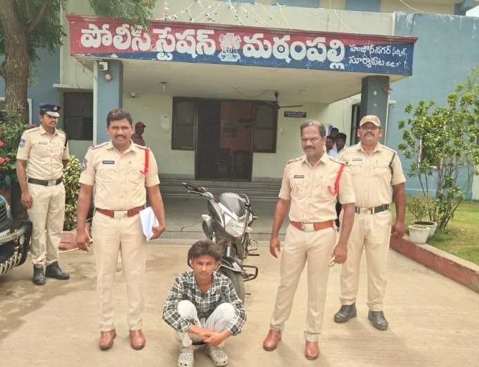 నడిరోడ్డుపై బైక్ స్టంట్.. యువకుడు అరెస్ట్