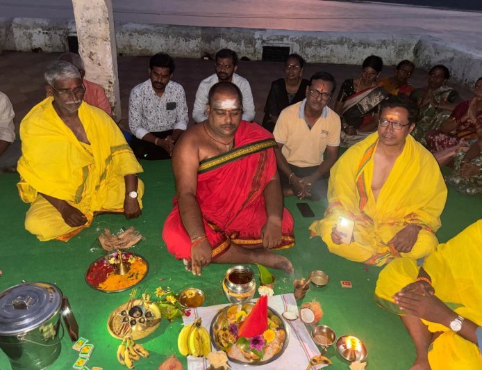 గోదావరి నదిహారతి నయనానందకరం