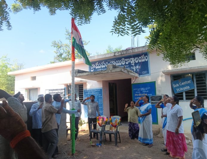 తెలంగాణ  ప్రజా పాలన దినోత్సవాన్ని పురస్కరించుకుని ఇటిక్యాల తహసిల్దార్ కార్యాలయం లో