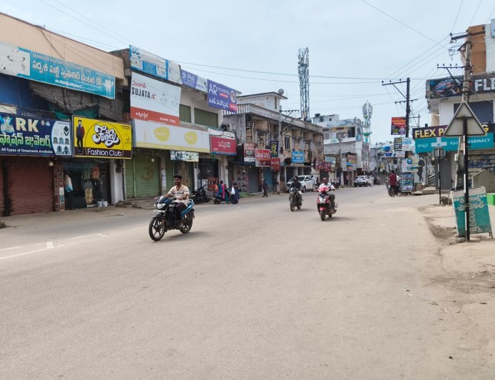 అఖిలపక్షం ఇచ్చిన పిలుపు మేరకు పూర్తిగా మూతపడ్డ పెద్ద పెద్ద షాపింగ్ మాల్స్ , మరియు దుకాణాలు